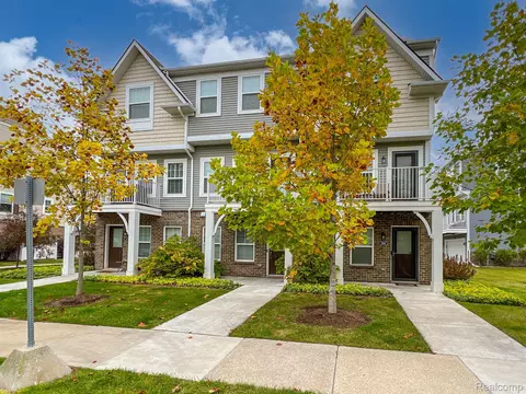 590 Parkdale Ln, Ferndale, MI 48220