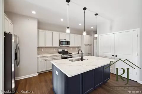 638 Pointe Dr, Walled Lake, MI 48390