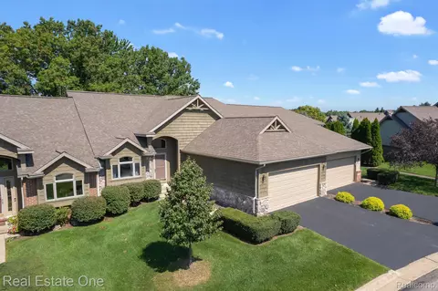 2252 Willow Tree Dr, Brighton, MI 48116