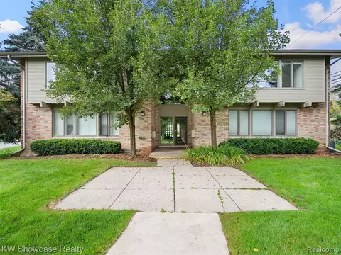 369 Concord Pl #4, Bloomfield Hills, MI 48304