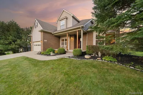 16177 Valcrest Dr, Fenton, MI 48451