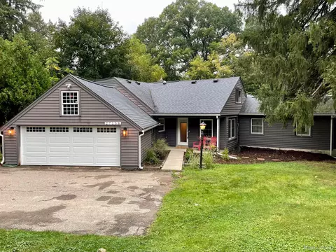 27158 W 14 Mile Rd, Southfield, MI 48025