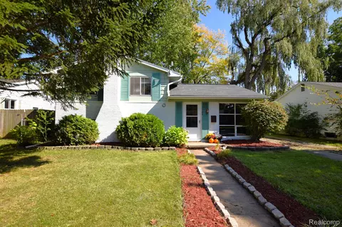 1104 Dingwall Dr, Owosso, MI 48867