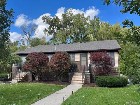7533 River Vista St, Utica, MI 48317