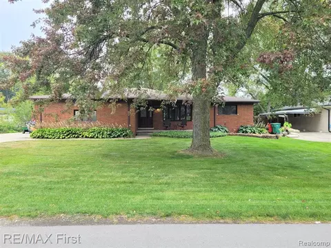 38129 Pineridge St, Harrison Township, MI 48045