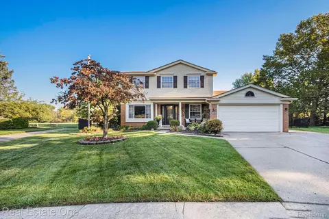 5304 Hale Dr, Troy, MI 48085