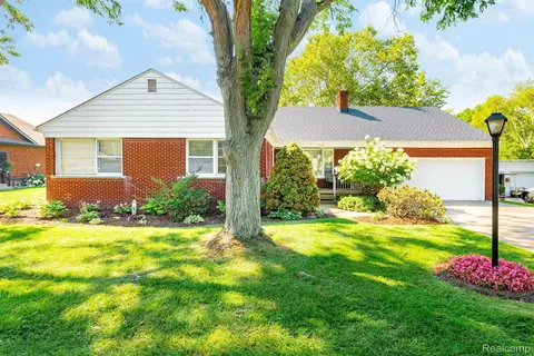 28276 Elba Dr, Grosse Ile, MI 48138