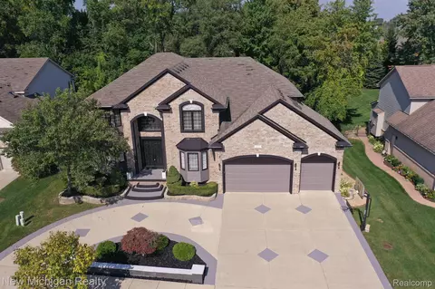 1315 Burns Dr, Troy, MI 48083