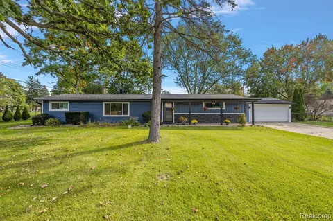 5448 Mary Sue Ave, Clarkston, MI 48346