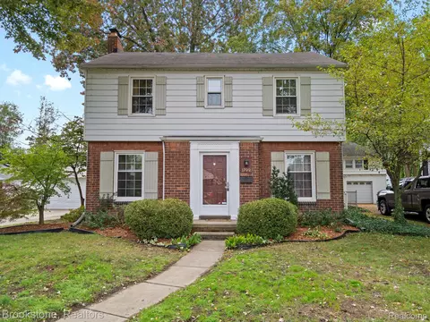 1799 Hollywood Ave, Grosse Pointe Woods, MI 48236