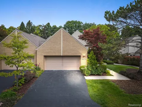 3878 Wabeek Lake Dr E, Bloomfield Hills, MI 48302