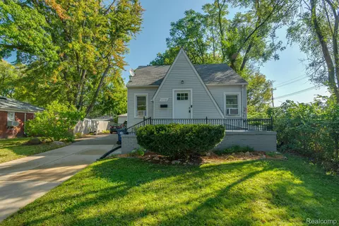 19140 Woodworth, Redford, MI 48240