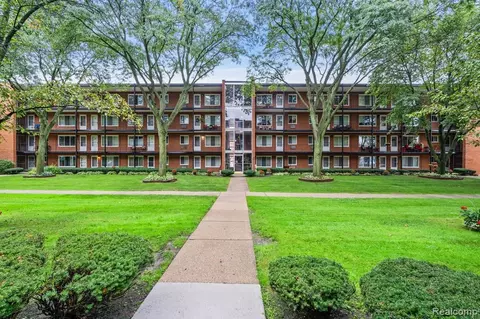 2915 W 13 Mile Rd #402, Royal Oak, MI 48073