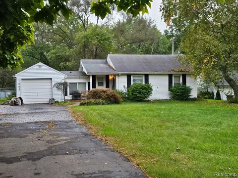 1452 N Pontiac Trl, Walled Lake, MI 48390