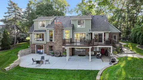 27876 Elba Dr, Grosse Ile, MI 48138