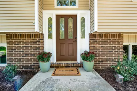 3823 Rohr Rd, Lake Orion, MI 48359