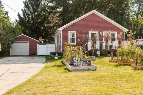 8319 Lagoon St, Commerce Twp, MI 48382