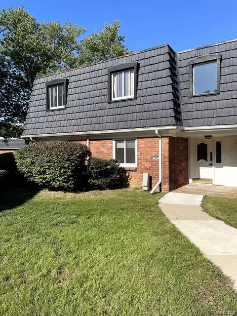 1828 Colonial Village Way #1, Waterford, MI 48328