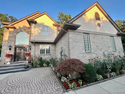 36484 Tom Brown Ct, Westland, MI 48185