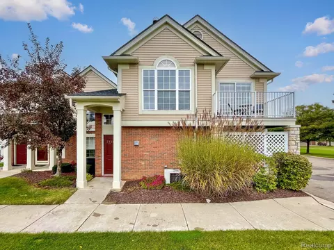 28210 Oakmonte Cir E, Lyon, MI 48165