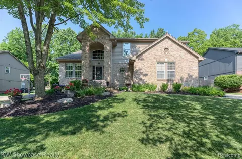 40724 Kingsley Ln, Novi, MI 48377