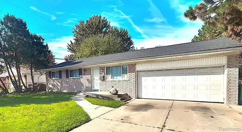 32711 Kelly Rd, Fraser, MI 48026