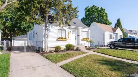 19916 Woodworth, Redford, MI 48240