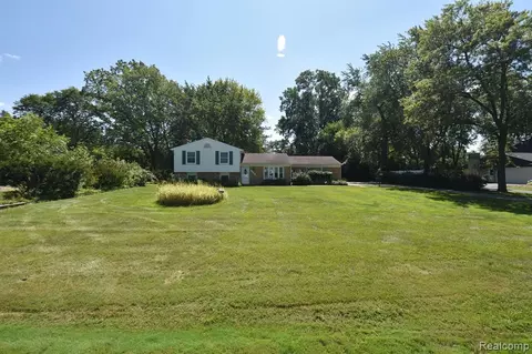 2401 W Wattles Rd, Troy, MI 48098