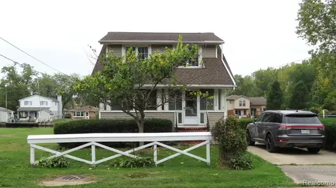 35230 Lake Dr, Rockwood, MI 48173