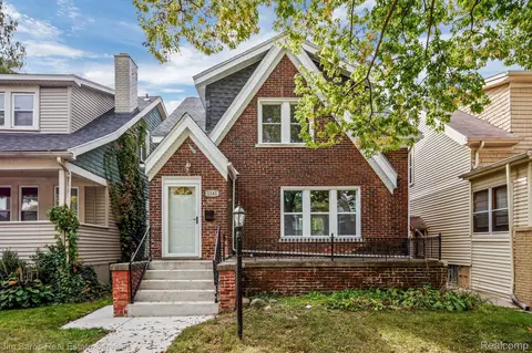 1141 Wayburn St, Grosse Pointe Park, MI 48230