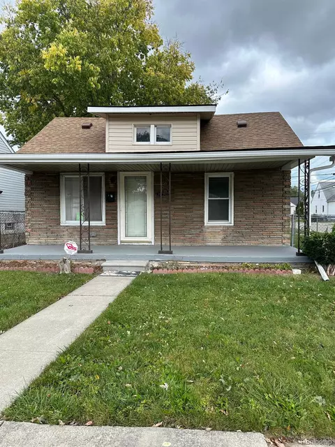 28304 Maple St, Roseville, MI 48066