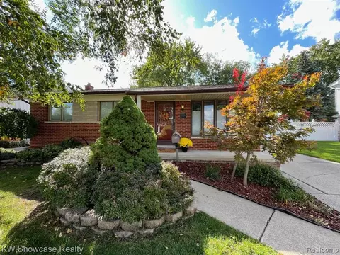 22520 Lake Blvd, Saint Clair Shores, MI 48082
