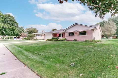 32718 Desmond Dr, Warren, MI 48093