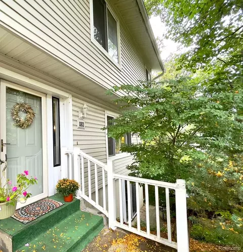 836 Corners Ct, Lake Orion, MI 48362