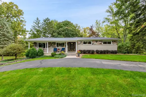 1701 Christian Hills Dr, Rochester Hills, MI 48309