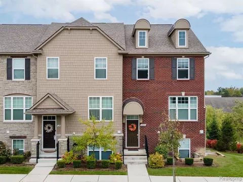 2909 Hartwick Dr, Rochester, MI 48307
