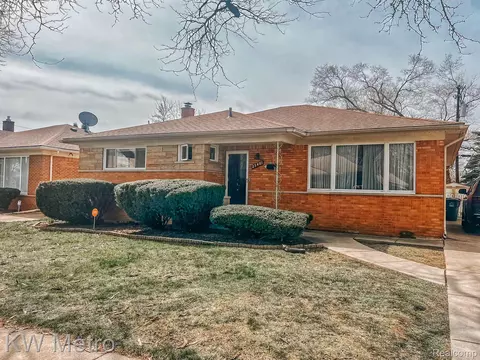 23481 Wildwood St, Oak Park, MI 48237