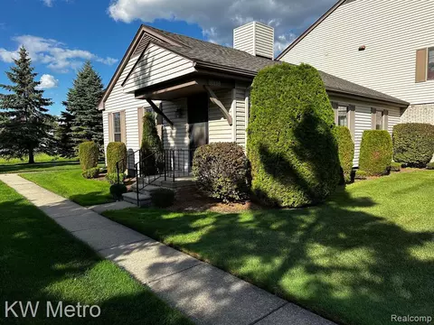 35130 N Bay Cir, Harrison Township, MI 48045