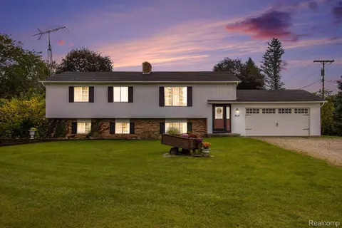 49 Olde Franklin Dr, Howell, MI 48855
