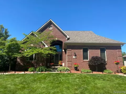 25280 S Pleasant Creek Dr S, Flat Rock, MI 48134