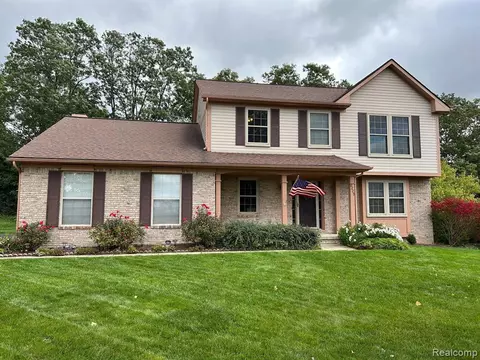 2225 Huntington Dr, Lake Orion, MI 48360