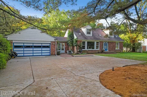25547 Ingleside Dr, Southfield, MI 48033
