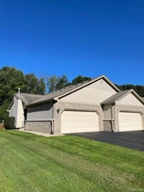 37598 N Dianne Ln, New Boston, MI 48164