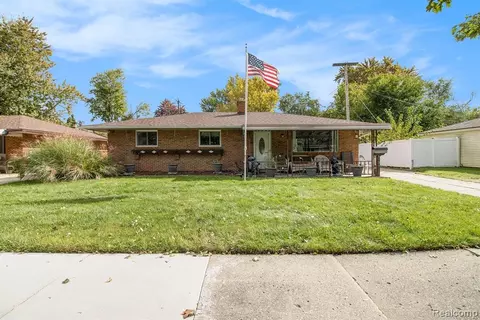 5135 Gloria St, Wayne, MI 48184