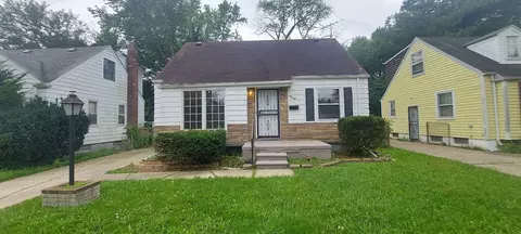 19194 Kingsville St, Harper Woods, MI 48225