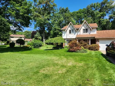 5125 Woodcreek Trl, Clarkston, MI 48346