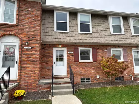 2635 Kingstowne Dr, Commerce Twp, MI 48390
