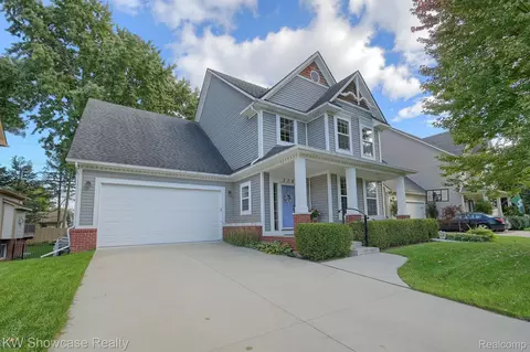 376 Stone Wood Crt Ct, Milford, MI 48381
