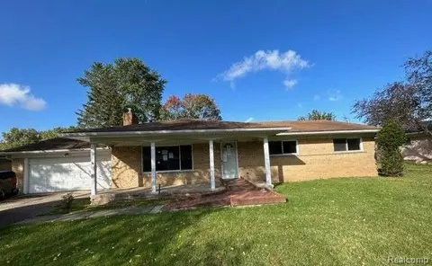 2961 Huntington Park Dr, Waterford, MI 48329