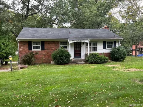 4998 Osseo Dr, Clarkston, MI 48348